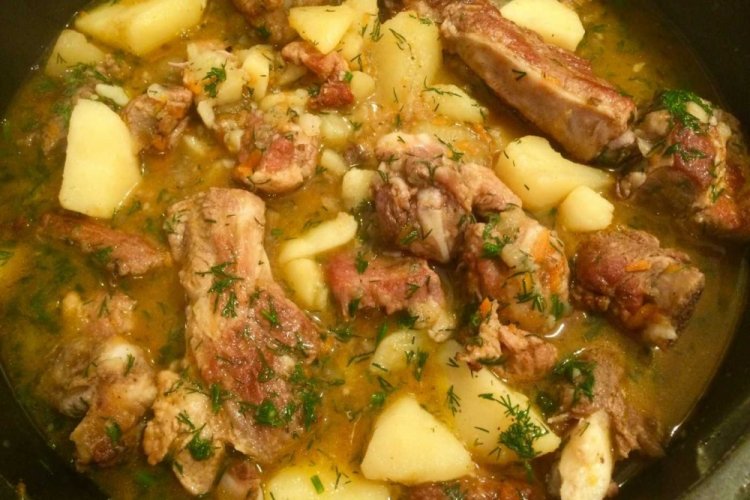 Тушеные свиные ребрышки с картошкой