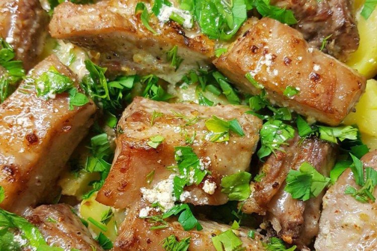 Тушеные свиные ребрышки с яблоками