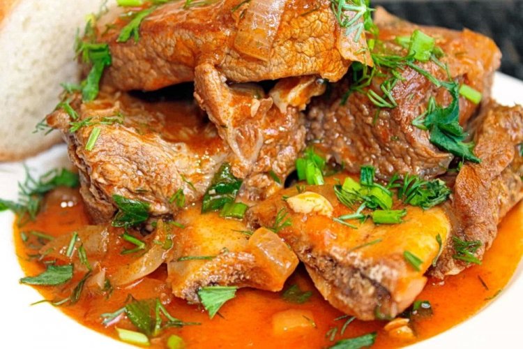 Тушеные свиные ребрышки в томате