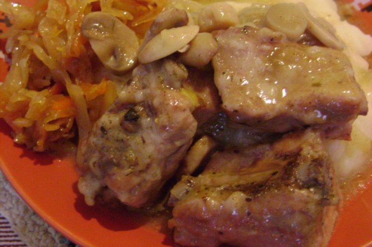 Тушеные свиные ребрышки с грибами