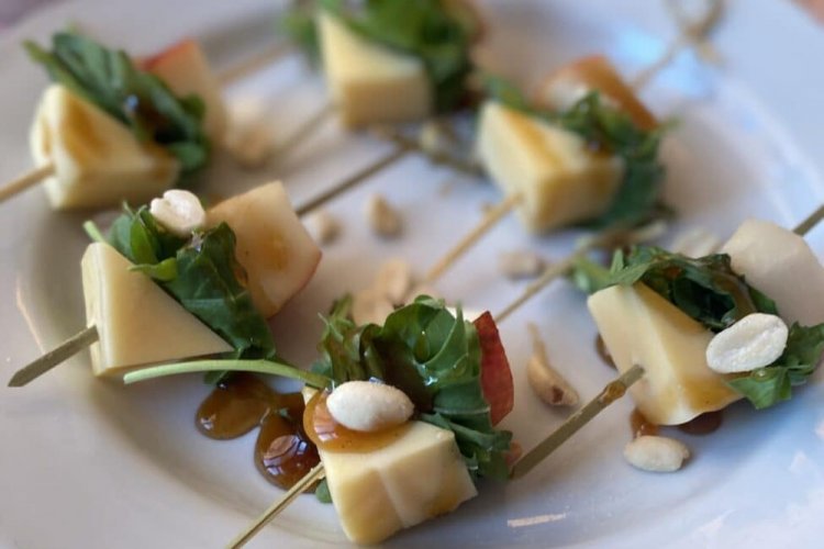 Канапе с грушей и сыром