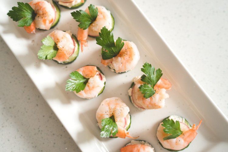 Канапе с креветками и огурцами