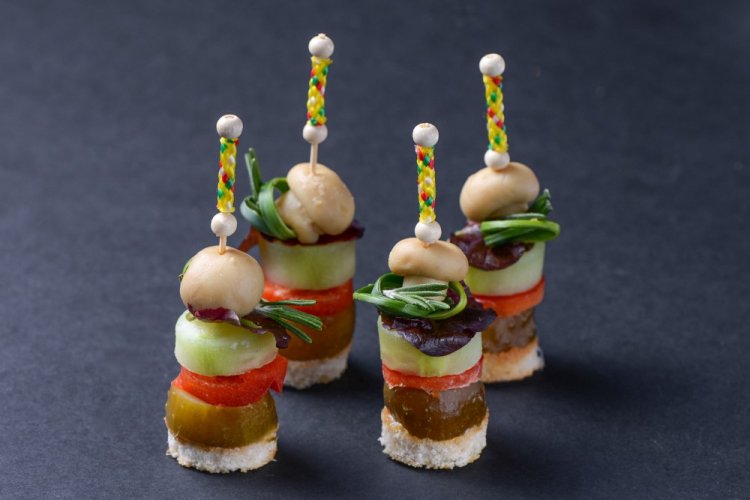 Канапе с маринованными грибами