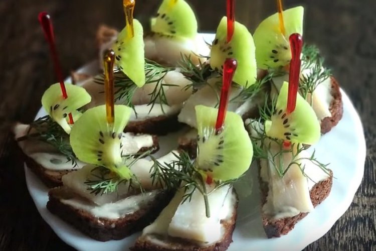 Канапе с селедкой и киви на Новый год 2024