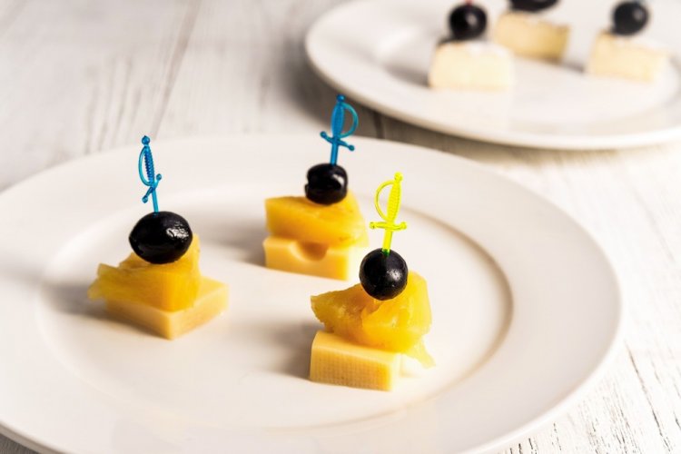 Канапе с ананасом и маслинами