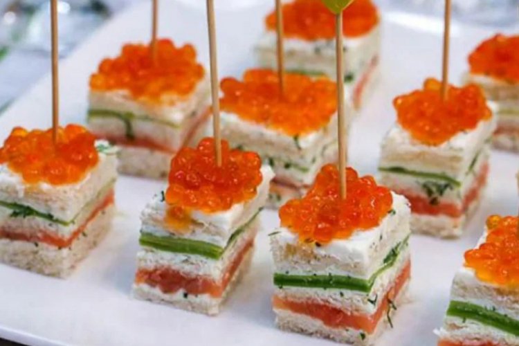 Канапе с лососем и красной икрой