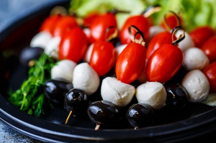 Канапе с моцареллой и маслинами