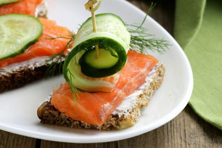 Канапе с огурцом и семгой на Новый год 2024