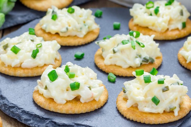 Канапе с плавленым сыром на крекерах