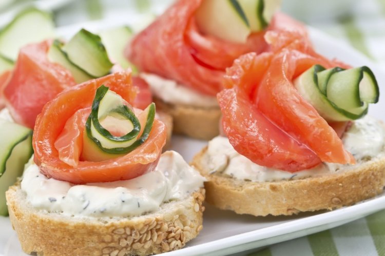 Бутерброды с творожным сыром и семгой