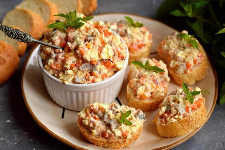 Бутерброды с морковью и селедкой на Новый год 2024