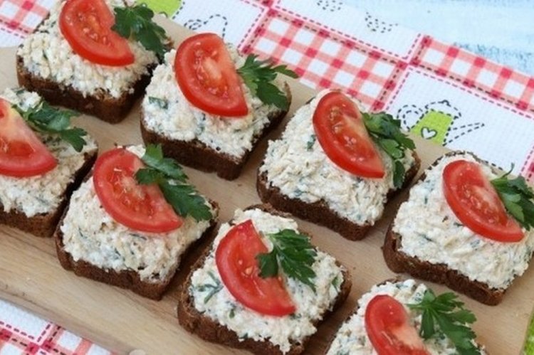Бутерброды с икрой трески на Новый год 2024