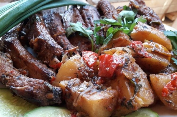 Свиные ребрышки с картошкой в пиве в казане