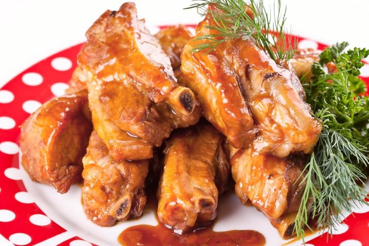 Свиные ребрышки с яблоками и медом в казане