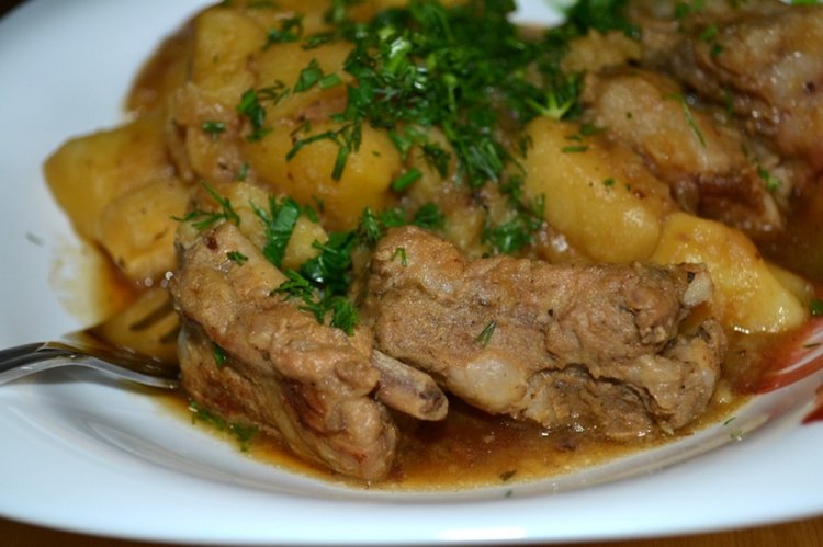 Свиные ребрышки с картофелем в казане