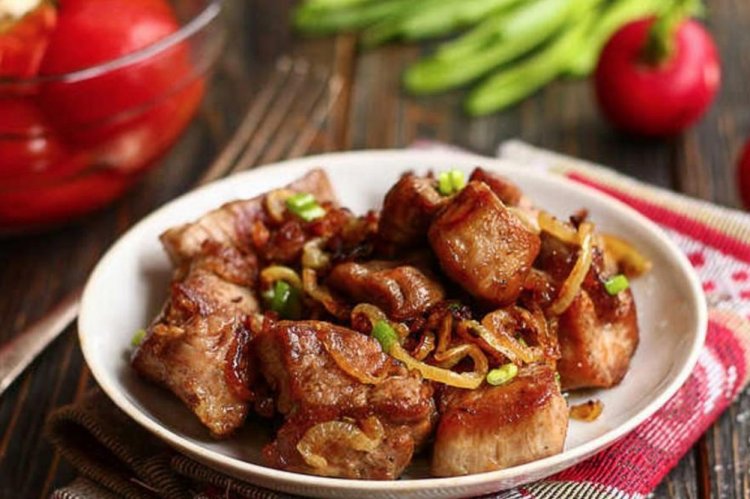 Свинина с салом на сковороде