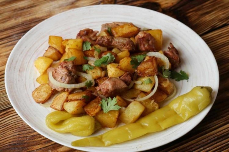 Свинина с картошкой на сковороде