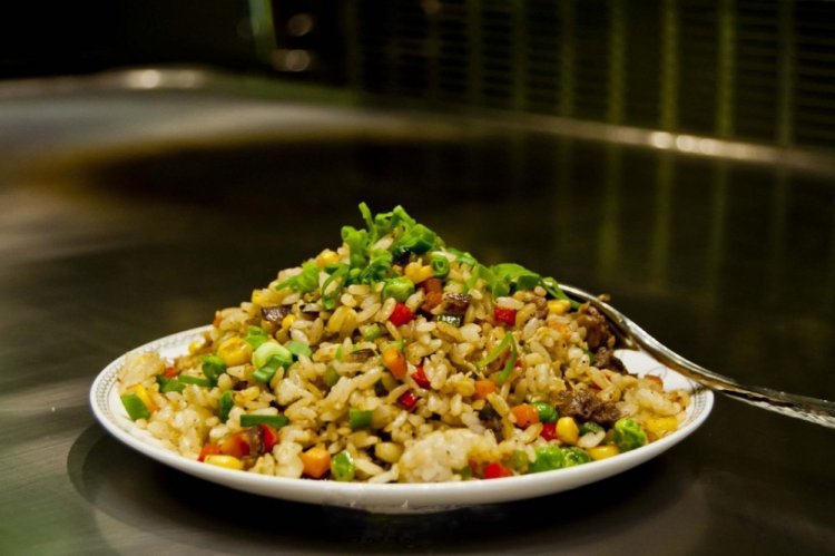 Свинина с рисом и сметаной на сковороде