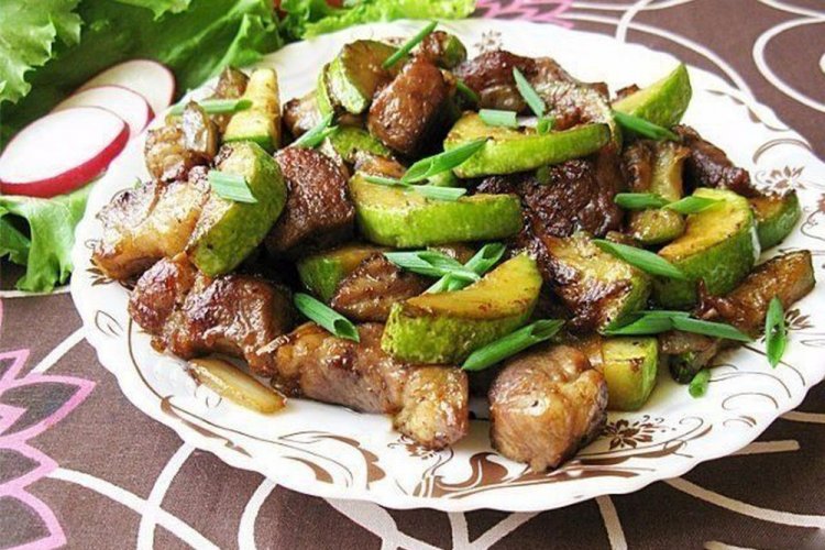 Свинина с кабачками на сковороде