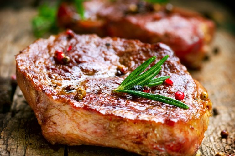 Стейки из свинины на сковороде