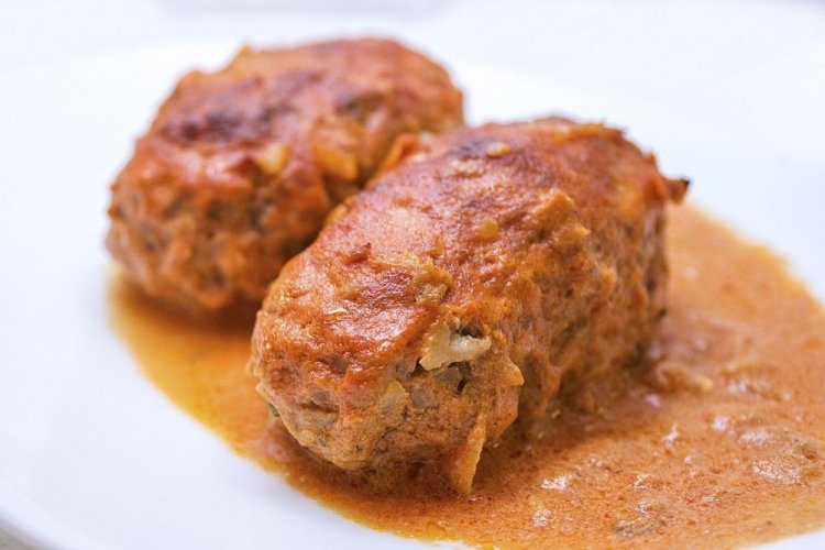 Ленивые голубцы с томатным соком и сметаной на сковороде