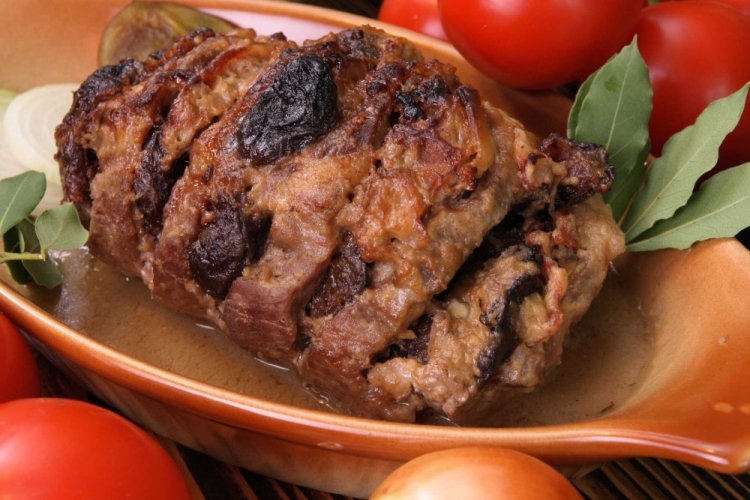 Свинина с черносливом в духовке