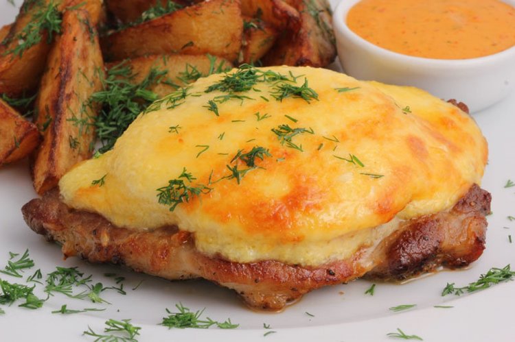 Свинина по-французски с ананасами в духовке