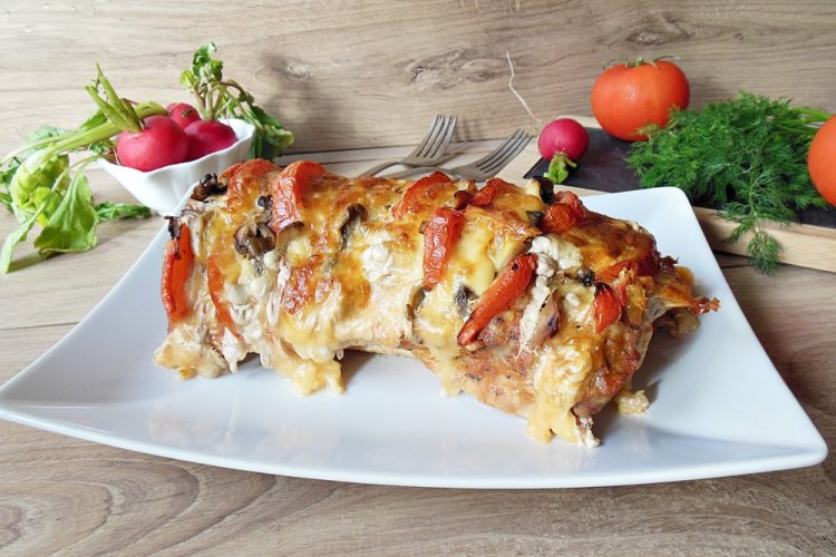 Свинина с помидорами и сыром в духовке