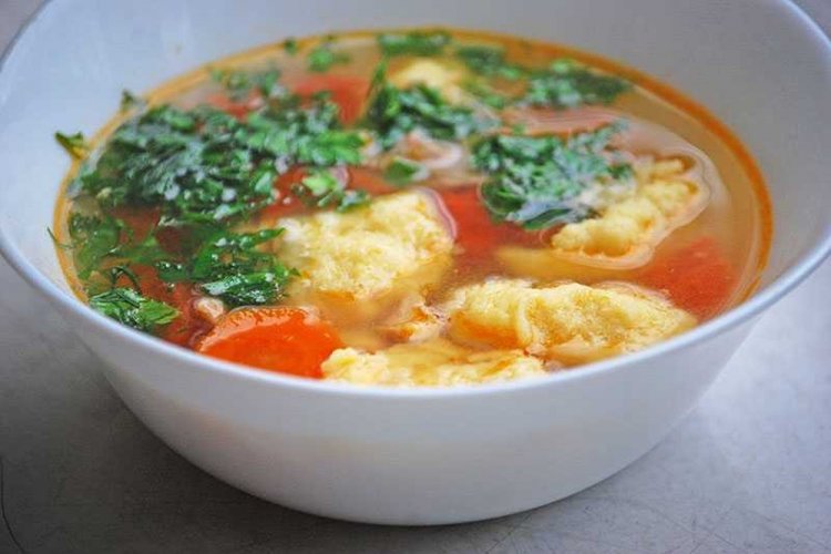 Простой суп с клецками на говяжьем бульоне