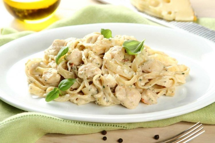 Паста с курицей в сливочном соусе