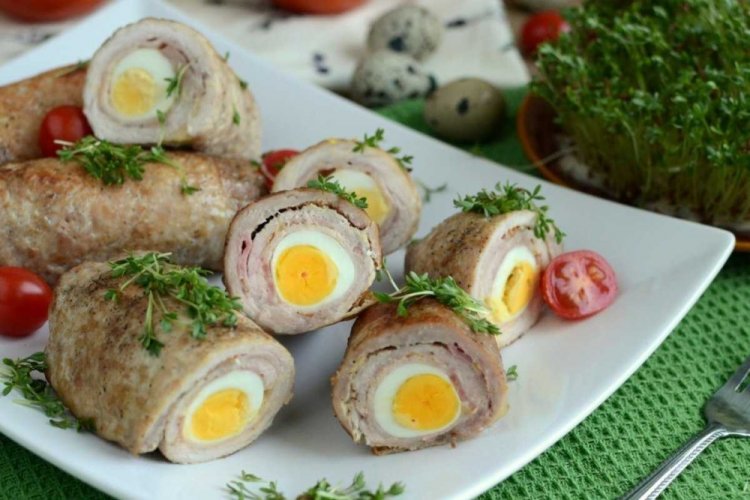 Рулетики из куриной грудки с перепелиными яйцами