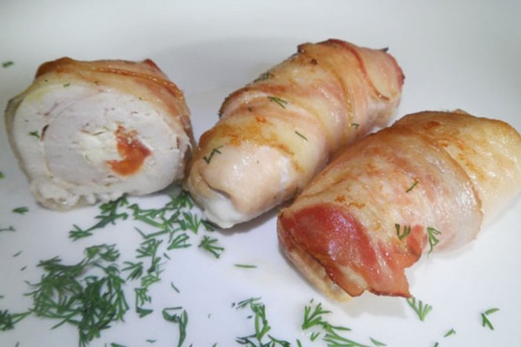 Рулетики из куриной грудки с помидорами и фетой