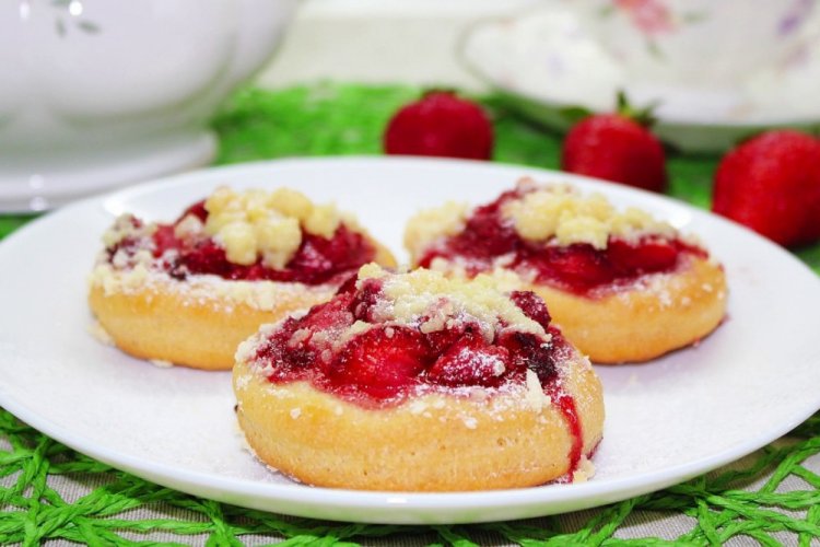 Ватрушки с клубникой