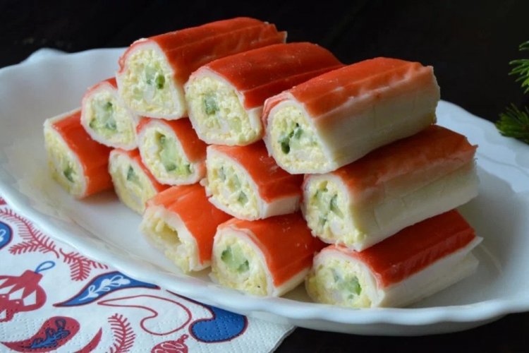 Фаршированные крабовые палочки с огурцом и сливочным сыром
