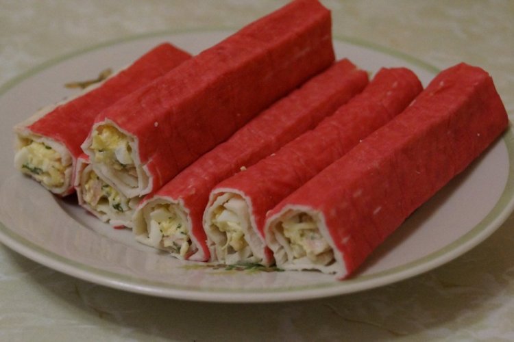 Фаршированные крабовые палочки с солеными огурцами