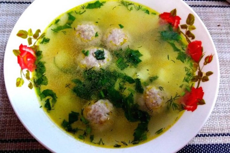 Суп с фрикадельками и пшеном