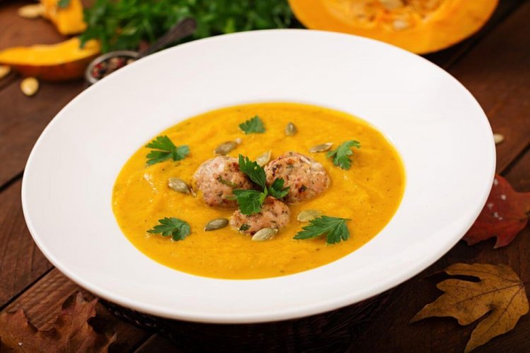 Суп-пюре с тыквой и пряными фрикадельками