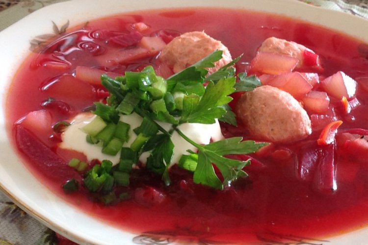 Свекольный суп с фрикадельками