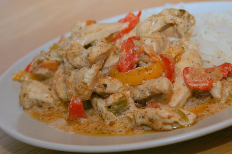 Куриные грудки с овощами в сливочном соусе