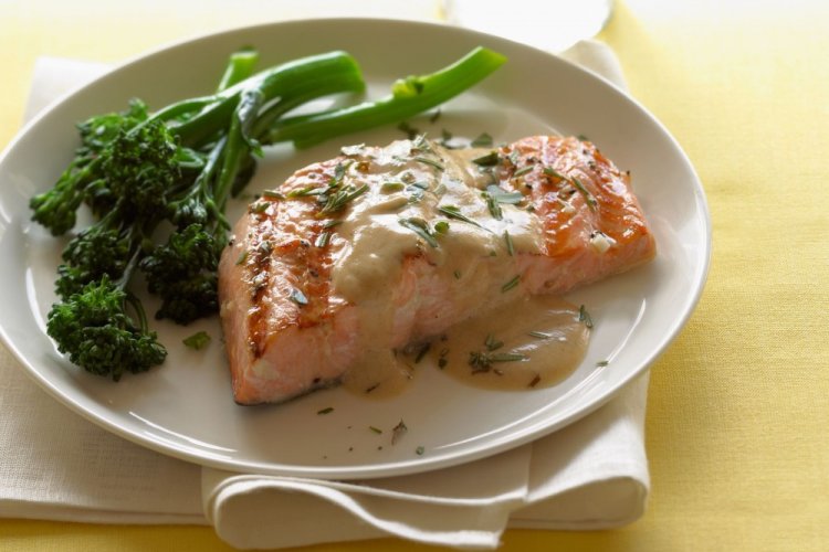 Лосось с чили и паприкой в сливочном соусе