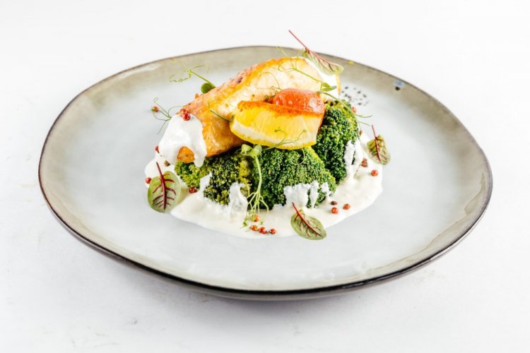 Лосось с брокколи и шпинатом в сливочном соусе