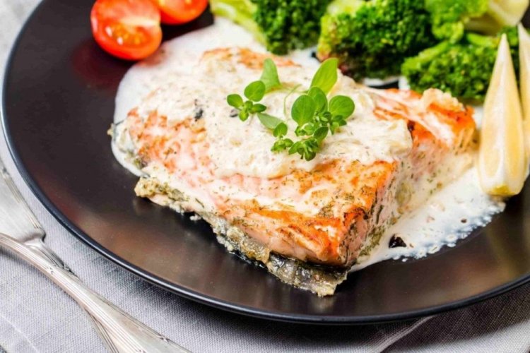 Лосось с луком в сливочном соусе