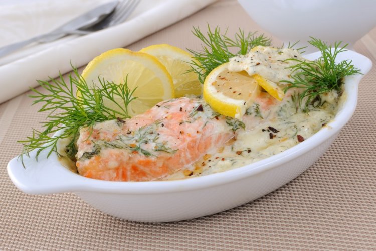 Лосось в сливочном соусе с вином и овощами