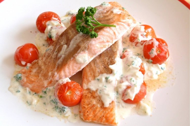 Лосось с помидорами черри и пармезаном в сливочном соусе
