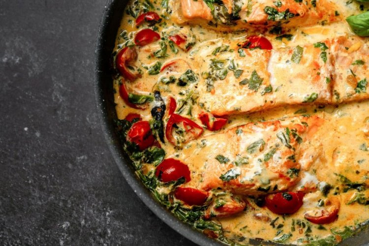 Лосось в сливочном соусе со шпинатом и помидорами