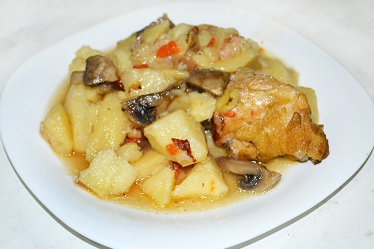 Жаркое из курицы с грибами