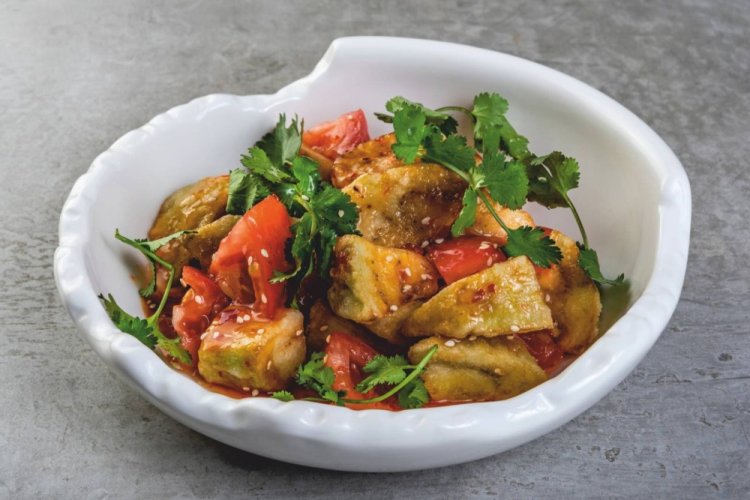 Теплый салат с баклажанами и помидорами в кисло-сладком соусе