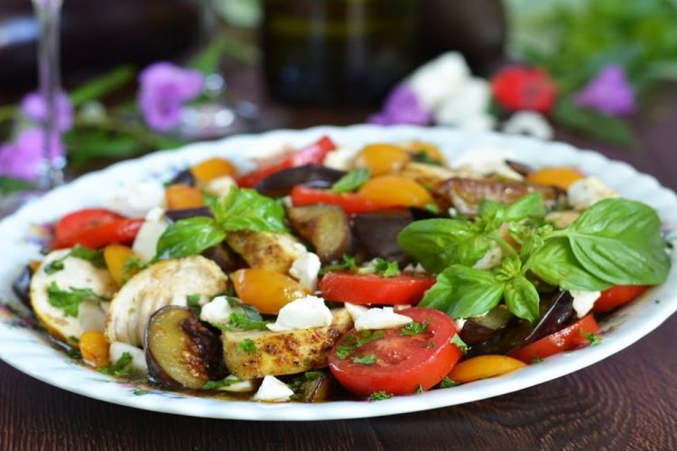Теплый салат с курицей, баклажанами и помидорами