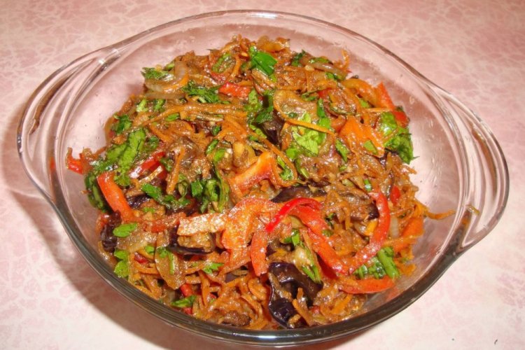 Теплый салат с баклажанами, морковью и помидорами