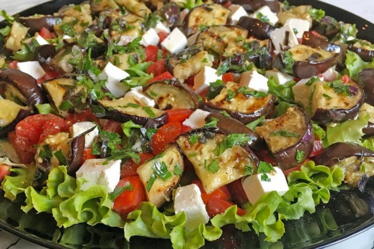 Теплый салат с баклажанами, помидорами и фетой